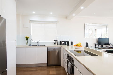 Stylish 3 Bedroom Beachview Apartment - Accommodation Gladstone 6