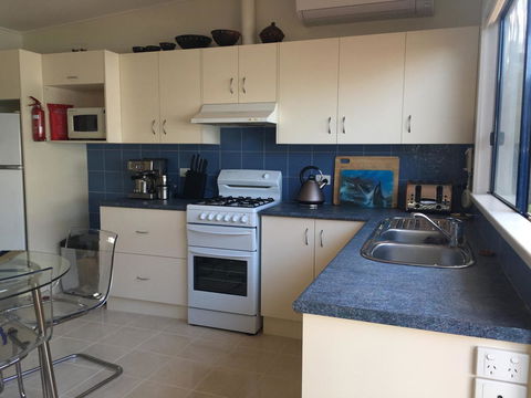Rumah Pantai - Accommodation Gladstone 3