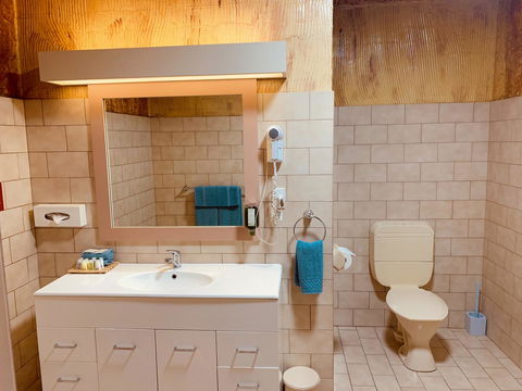 Desert Cave Hotel - Accommodation Gladstone 8