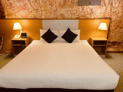 Desert Cave Hotel - Accommodation Gladstone 1