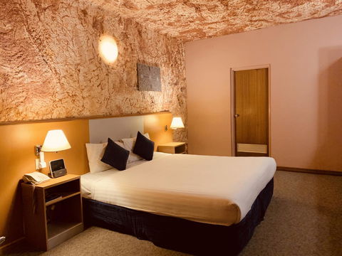 Desert Cave Hotel - Accommodation Gladstone 4