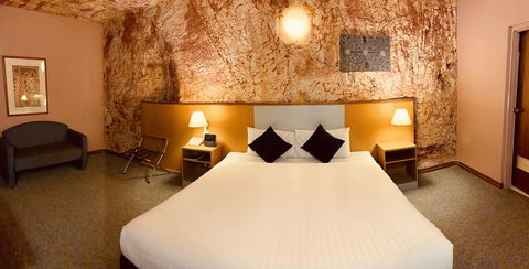 Desert Cave Hotel - Accommodation Gladstone 2