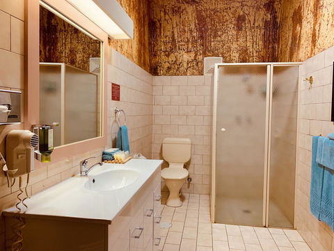 Desert Cave Hotel - Accommodation Gladstone 5