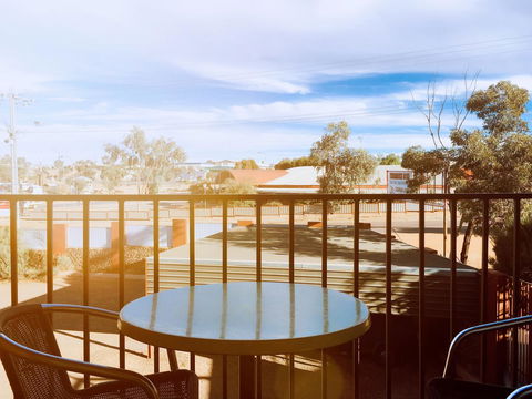 Desert Cave Hotel - Accommodation Gladstone 0