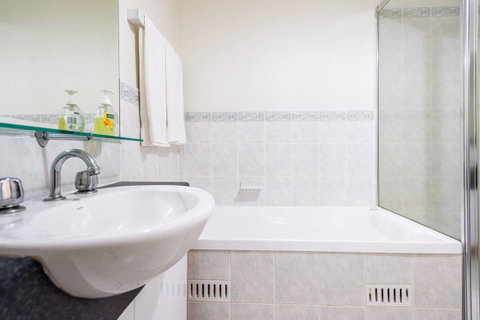 Executive 3 Bedroom Apartment + Internet + Parking - Accommodation Gladstone 18