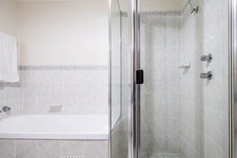 Executive 3 Bedroom Apartment + Internet + Parking - Accommodation Gladstone 39