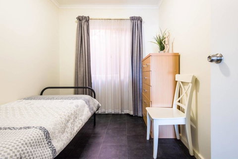 Executive 3 Bedroom Apartment + Internet + Parking - Accommodation Gladstone 15