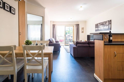 Executive 3 Bedroom Apartment + Internet + Parking - Accommodation Gladstone 21
