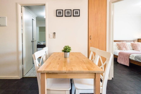 Executive 3 Bedroom Apartment + Internet + Parking - Accommodation Gladstone 13