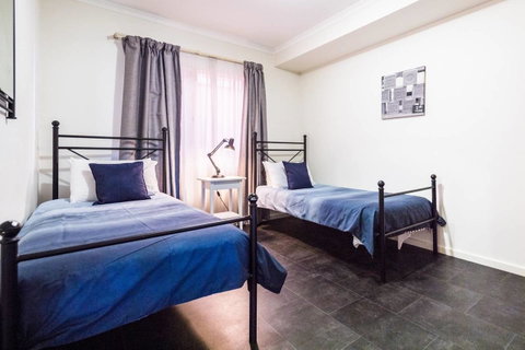 Executive 3 Bedroom Apartment + Internet + Parking - Accommodation Gladstone 16
