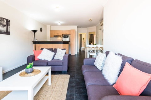 Executive 3 Bedroom Apartment + Internet + Parking - Accommodation Gladstone 7