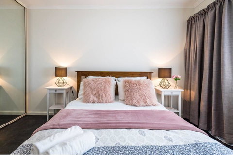 Executive 3 Bedroom Apartment + Internet + Parking - Accommodation Gladstone 1