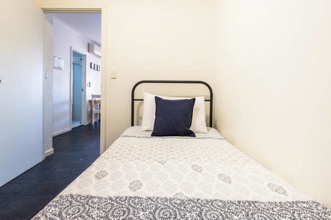 Executive 3 Bedroom Apartment + Internet + Parking - Accommodation Gladstone 34