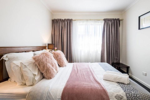 Executive 3 Bedroom Apartment + Internet + Parking - Accommodation Gladstone 4