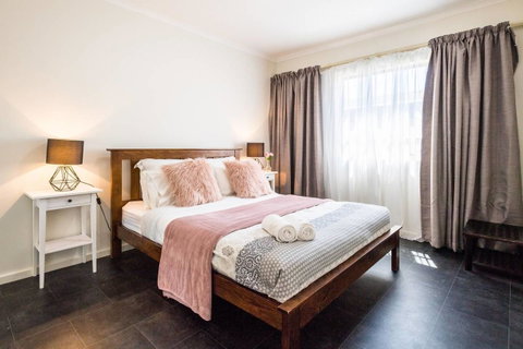 Executive 3 Bedroom Apartment + Internet + Parking - Accommodation Gladstone 9