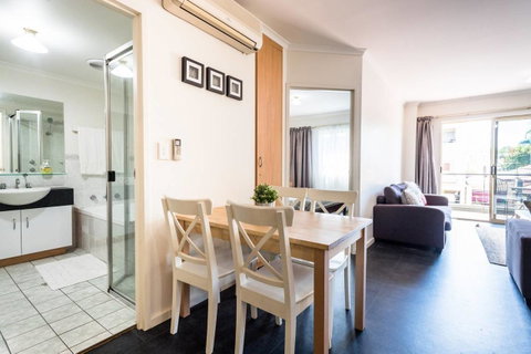 Executive 3 Bedroom Apartment + Internet + Parking - Accommodation Gladstone 38