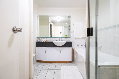 Executive 3 Bedroom Apartment + Internet + Parking - Accommodation Gladstone 25