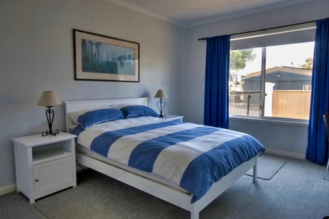 The Whitehouse - Accommodation Gladstone 13
