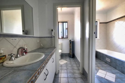 The Whitehouse - Accommodation Gladstone 10