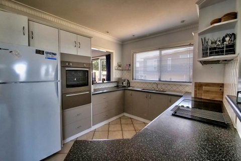 The Whitehouse - Accommodation Gladstone 6
