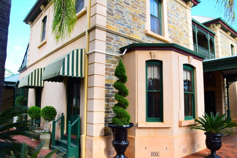 Grand Bluestone Mansion - Accommodation Gladstone 25