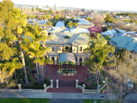 Grand Bluestone Mansion - Accommodation Gladstone 1