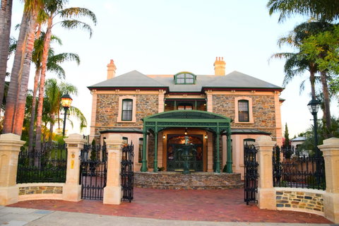 Grand Bluestone Mansion - Accommodation Gladstone 26