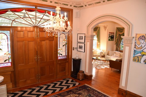 Grand Bluestone Mansion - Accommodation Gladstone 3