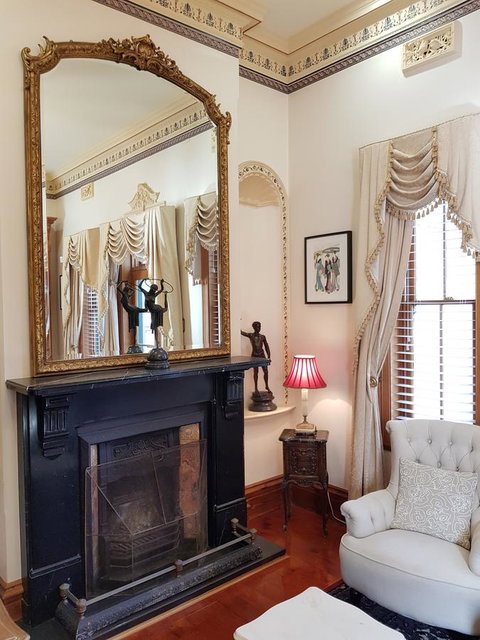 Grand Bluestone Mansion - Accommodation Gladstone 5