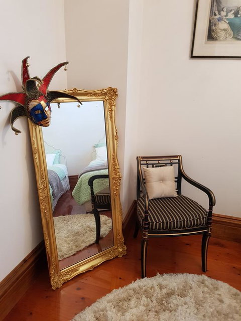 Grand Bluestone Mansion - Accommodation Gladstone 13