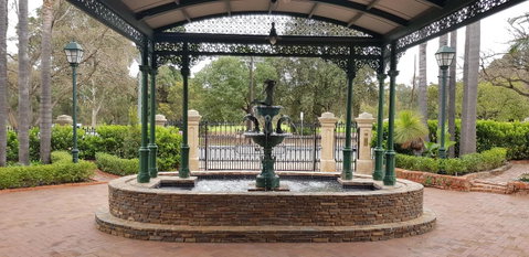 Grand Bluestone Mansion - Accommodation Gladstone 22