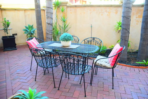 Grand Bluestone Mansion - Accommodation Gladstone 17