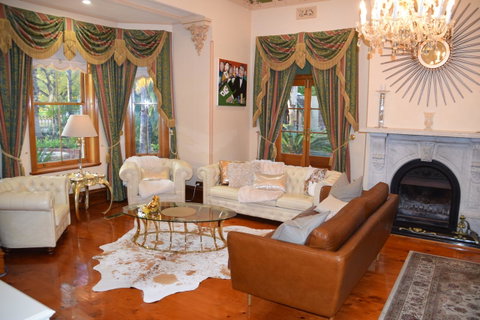 Grand Bluestone Mansion - Accommodation Gladstone 4