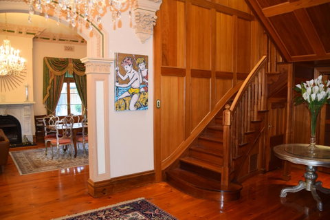Grand Bluestone Mansion - Accommodation Gladstone 12