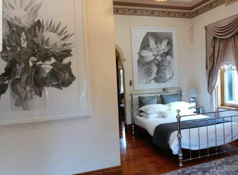 Grand Bluestone Mansion - Accommodation Gladstone 7
