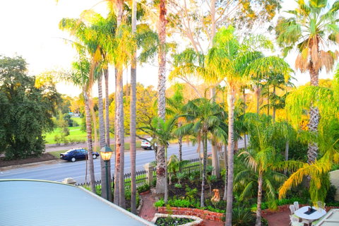 Grand Bluestone Mansion - Accommodation Gladstone 23