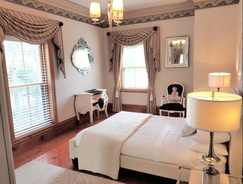 Grand Bluestone Mansion - Accommodation Gladstone 14