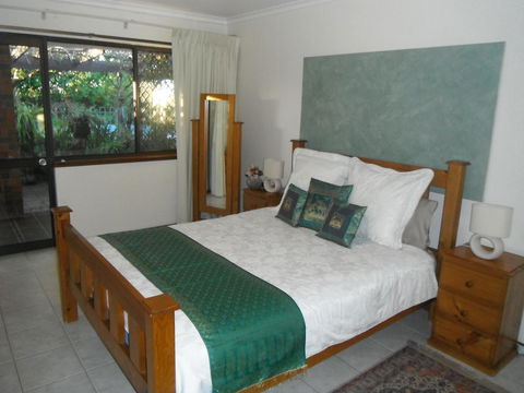 Linger Longer Vineyard - Accommodation Gladstone 5