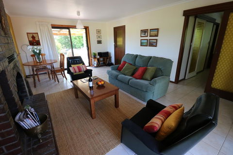 Linger Longer Vineyard - Accommodation Gladstone 3
