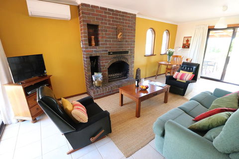 Linger Longer Vineyard - Accommodation Gladstone 2