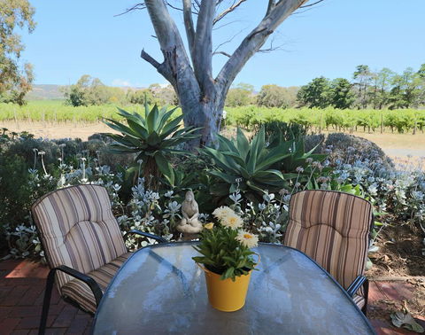 Linger Longer Vineyard - Accommodation Gladstone 0