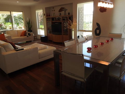 Sanctuary In The Valley - Accommodation Gladstone 12