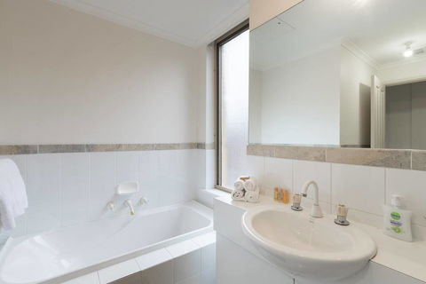One Bedroom In Adelaideâ€™s East End FREE WIFI*Netflix*Parking - Accommodation Gladstone 11