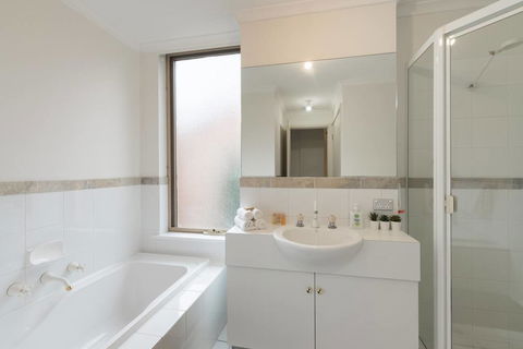 One Bedroom In Adelaideâ€™s East End FREE WIFI*Netflix*Parking - Accommodation Gladstone 16