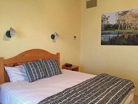 Coonawarra Place Motor Inn - Accommodation Gladstone 2
