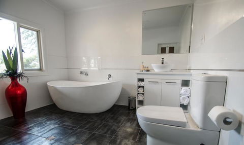 Pirathon Country Estate - Accommodation Gladstone 12