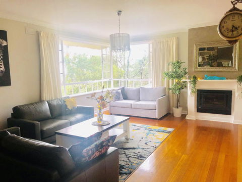 Stunning House With Beautiful Entertainment Area!! - Accommodation Gladstone 1