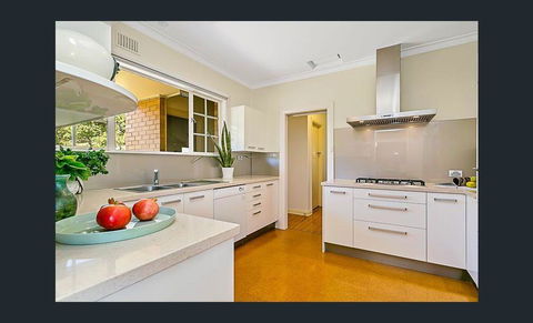 Stunning House With Beautiful Entertainment Area!! - Accommodation Gladstone 9