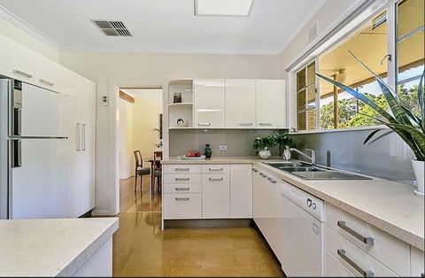 Stunning House With Beautiful Entertainment Area!! - Accommodation Gladstone 10