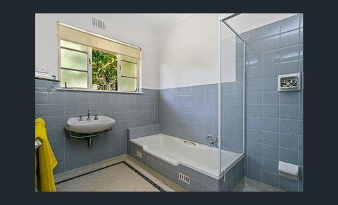 Stunning House With Beautiful Entertainment Area!! - Accommodation Gladstone 11
